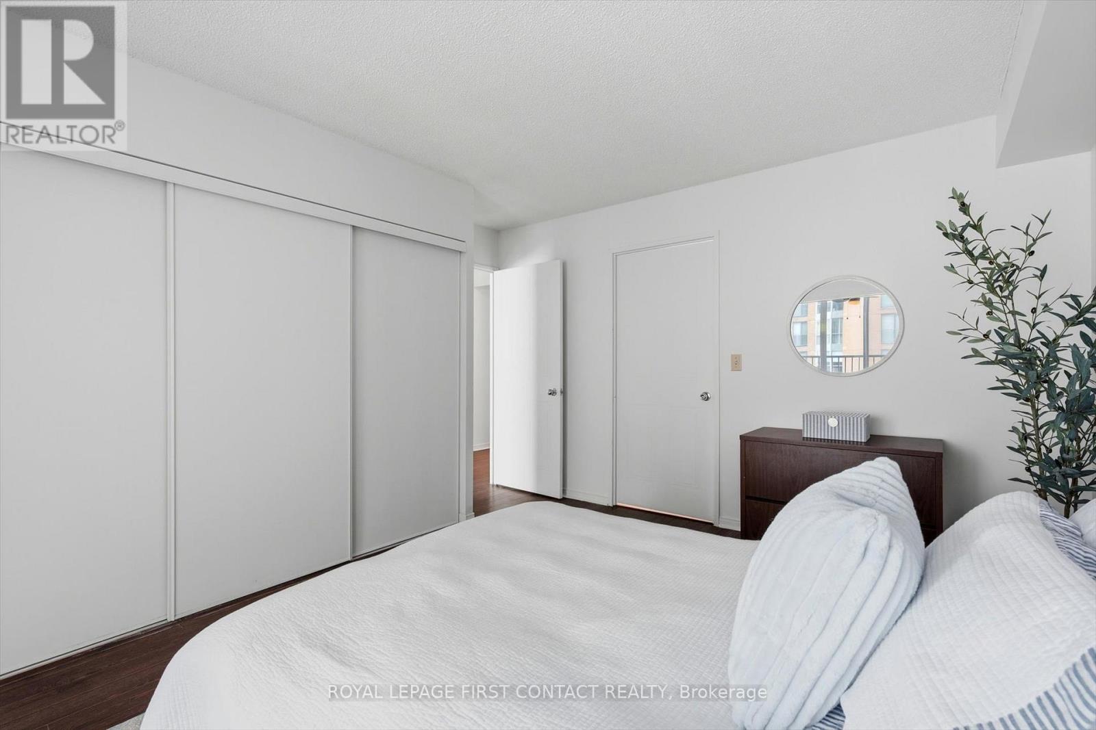 












808 - 140 DUNLOP STREET E

,
Barrie,




Ontario
L4M6H9

