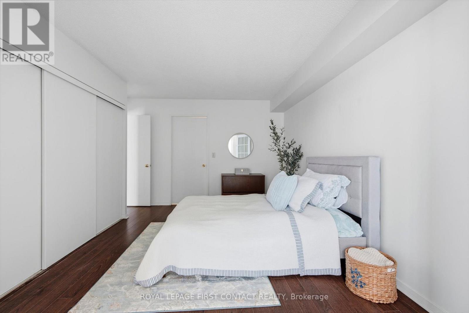 












808 - 140 DUNLOP STREET E

,
Barrie,




Ontario
L4M6H9

