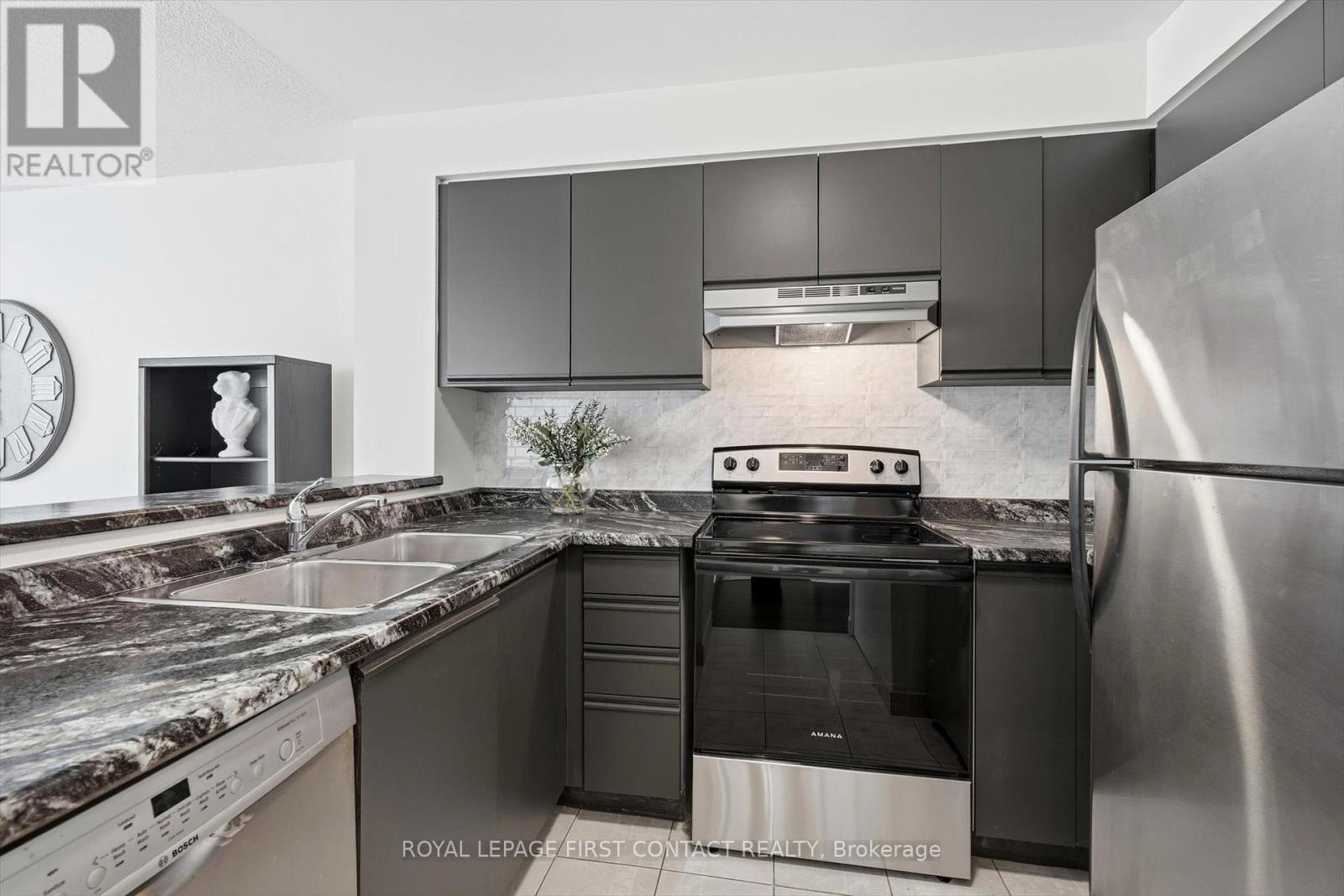 












808 - 140 DUNLOP STREET E

,
Barrie,




Ontario
L4M6H9

