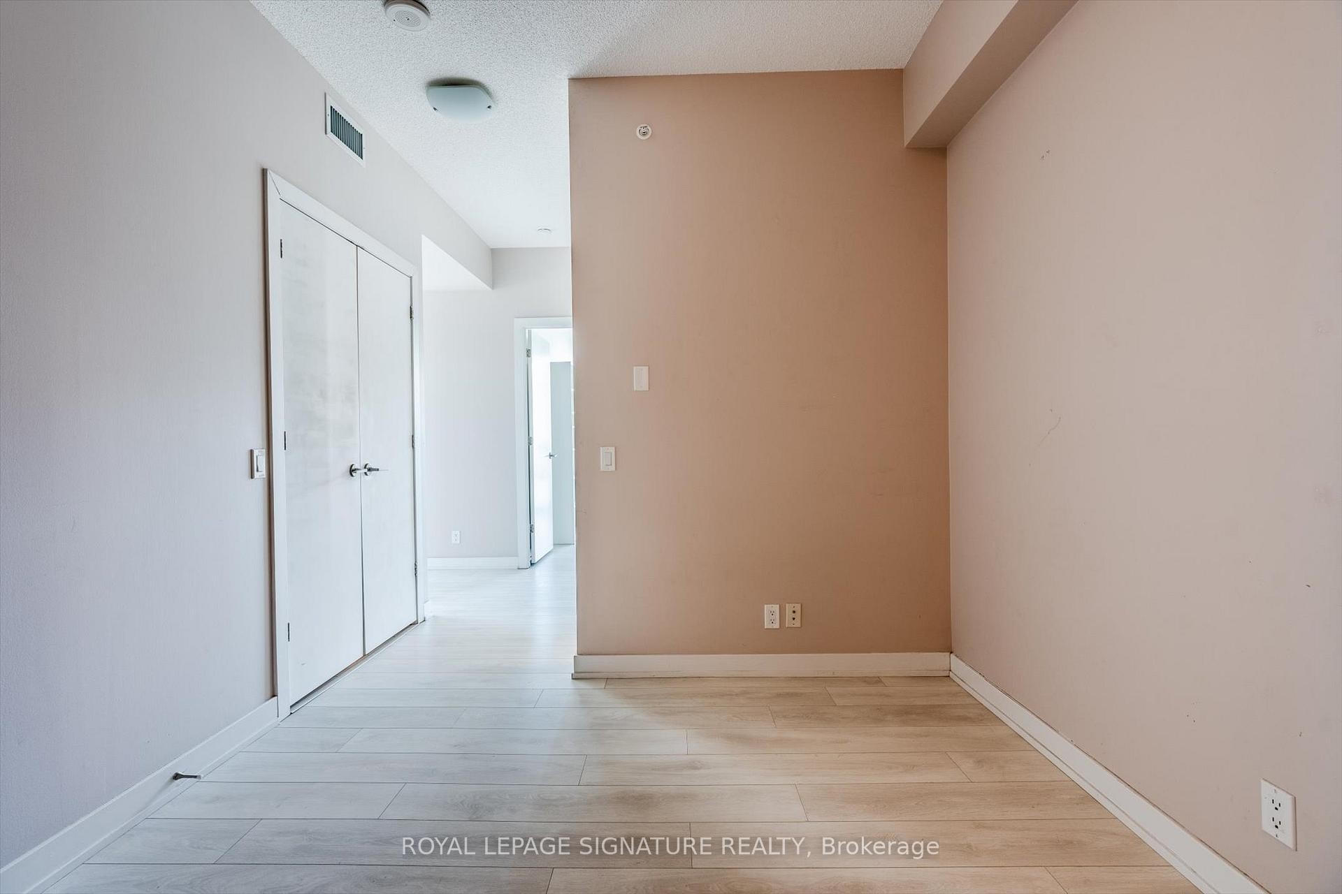 









2220


Lake shore

Boulevard West, 4407,
Toronto,




ON
M8V 0C1

