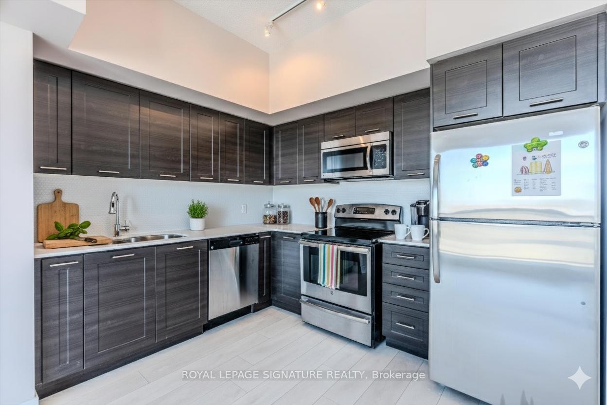 









2220


Lake shore

Boulevard West, 4407,
Toronto,




ON
M8V 0C1

