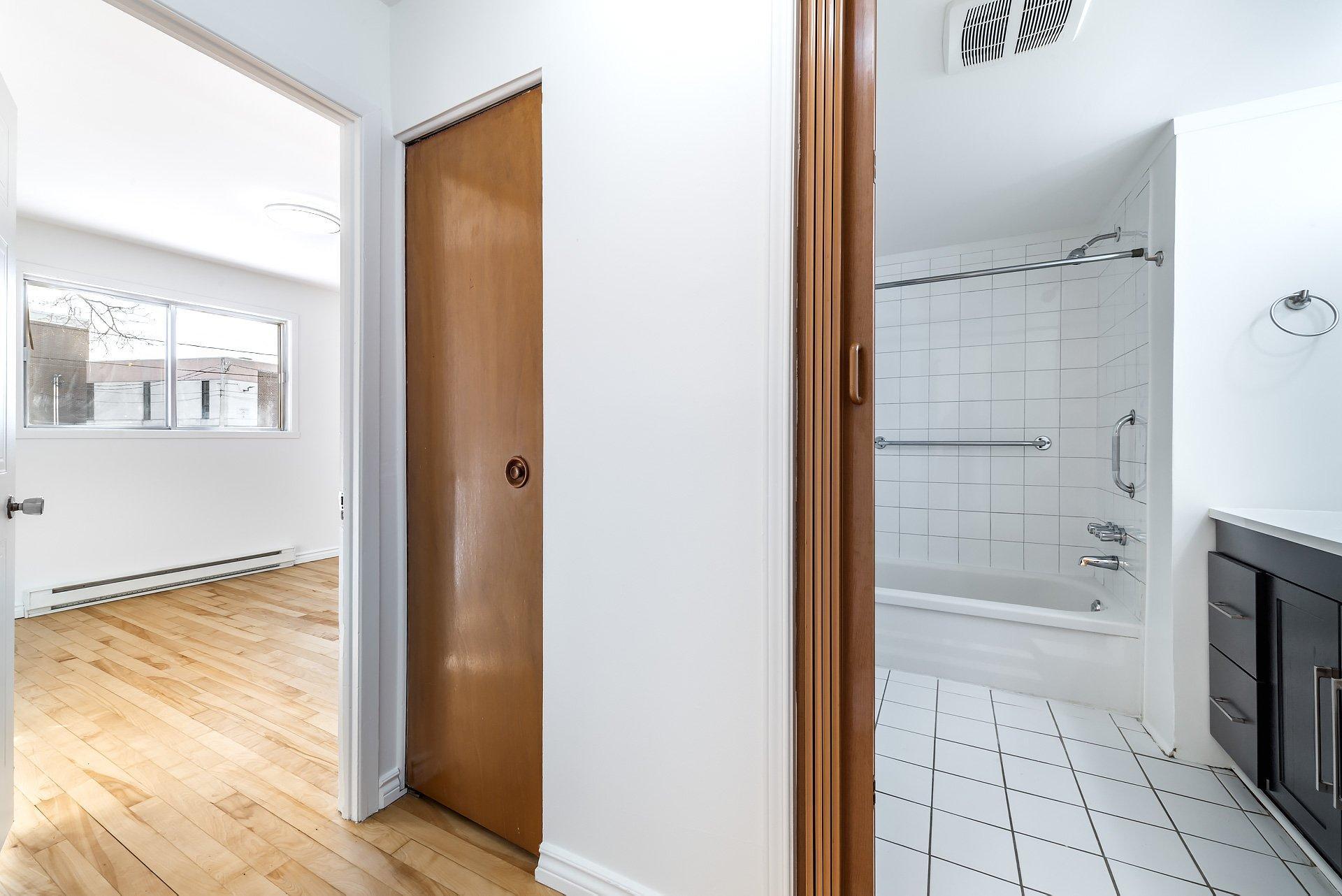 









405


Rue Lamarre

, 5,
Longueuil (Le Vieux-Longueuil),




QC
J4J1T1

