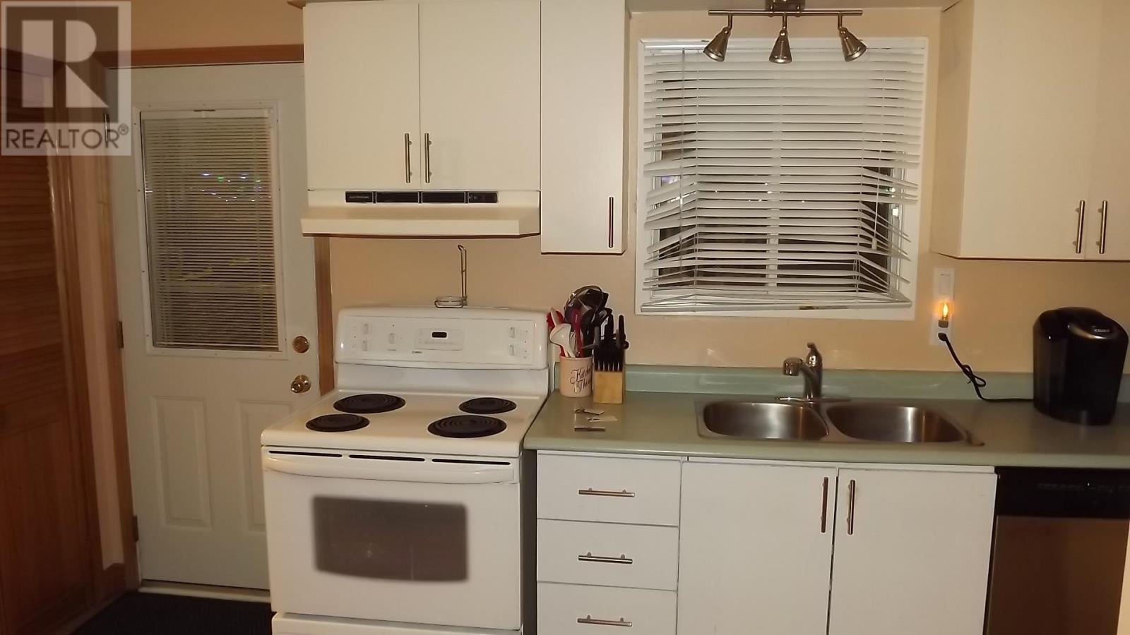 












7 Feltz RD

,
Elliot Lake,




Ontario
P5A1V3

