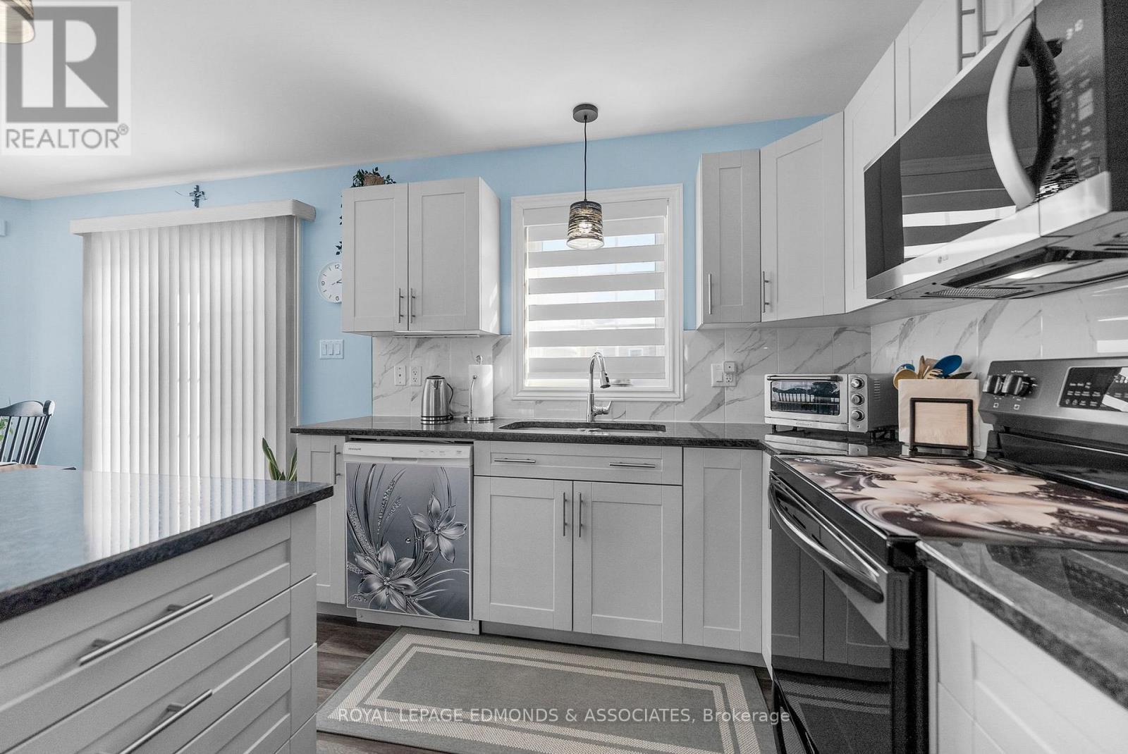 












11 TERRANCE DRIVE

,
Petawawa,




Ontario
K8H0G3

