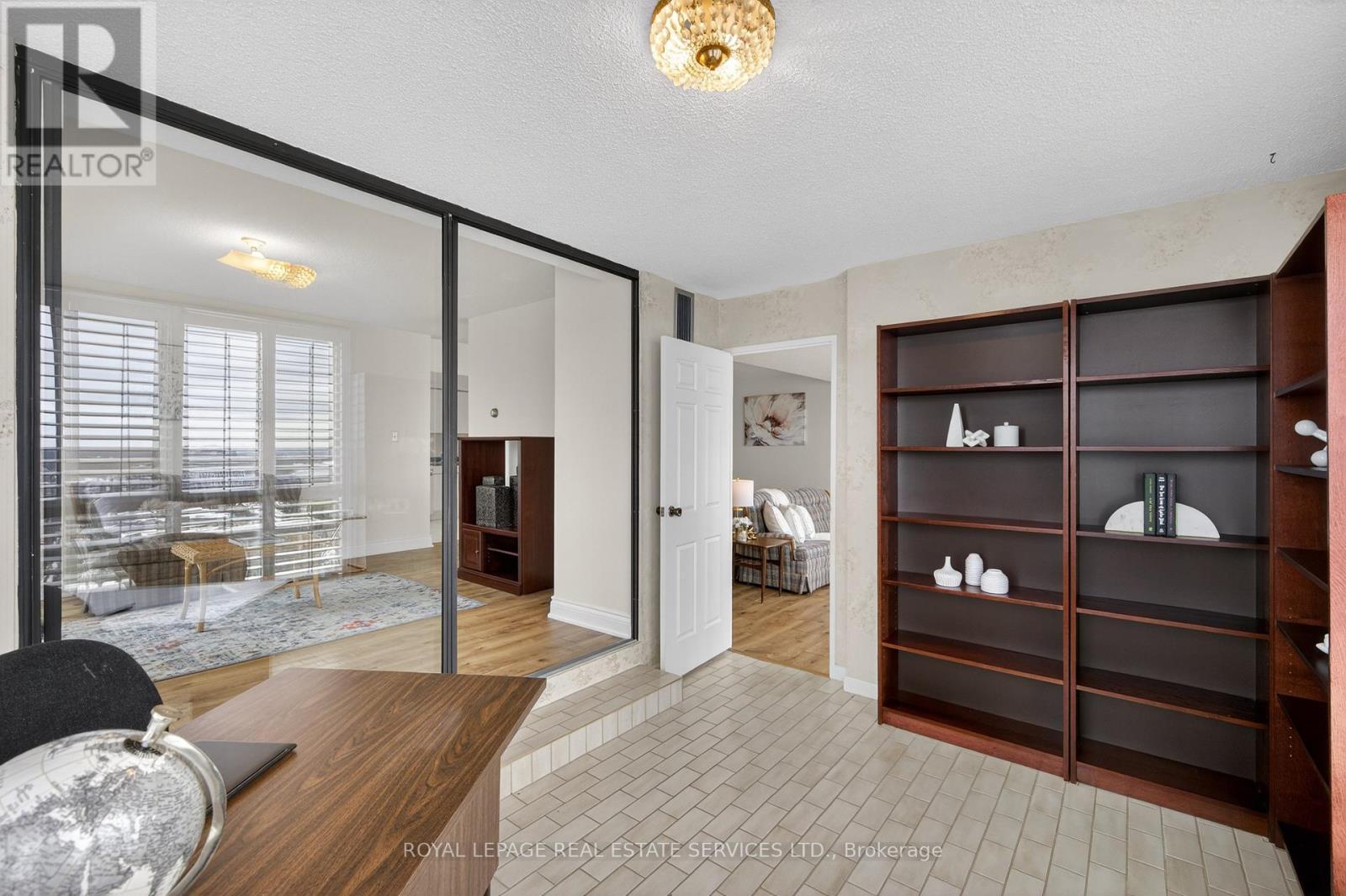 












1601 - 2180 MARINE DRIVE

,
Oakville,




Ontario
L6L5V2

