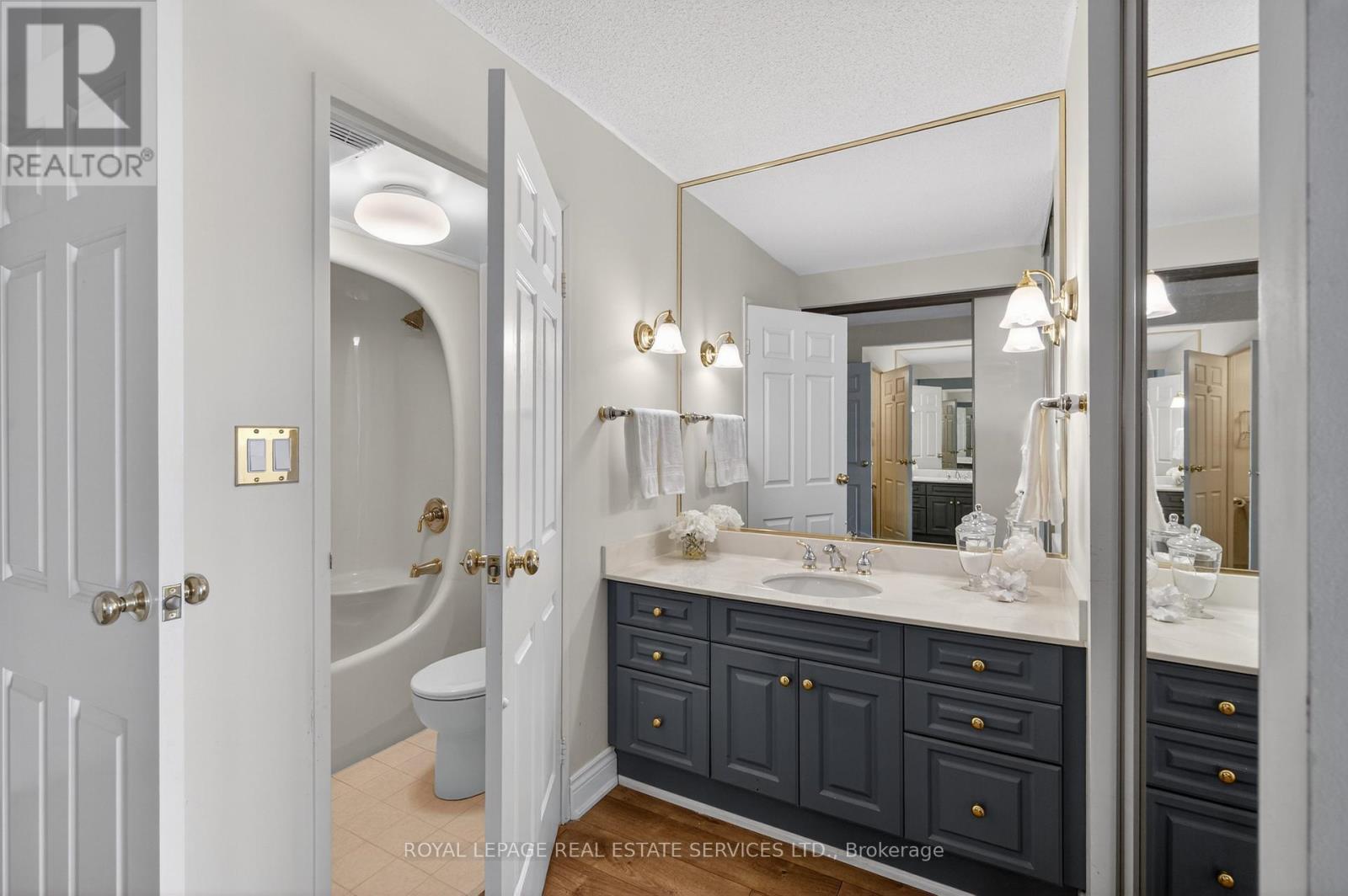 












1601 - 2180 MARINE DRIVE

,
Oakville,




Ontario
L6L5V2

