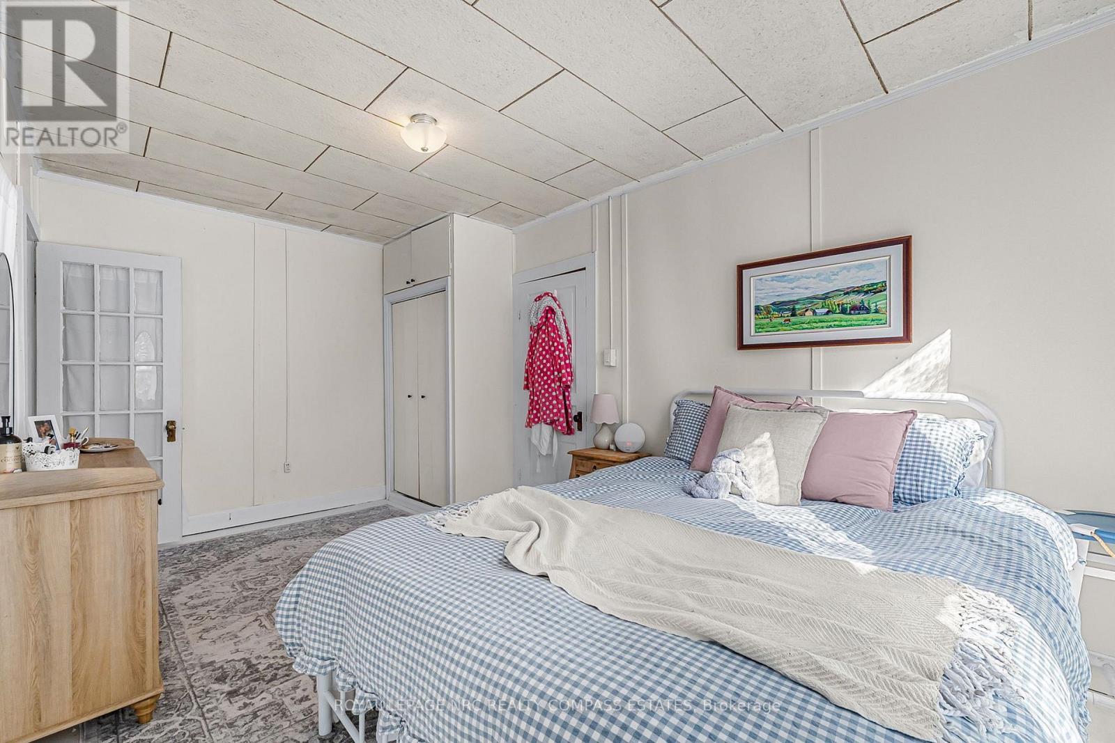 












317 BEACHVIEW AVENUE

,
Fort Erie (Crescent Park),




Ontario
L2A4L8

