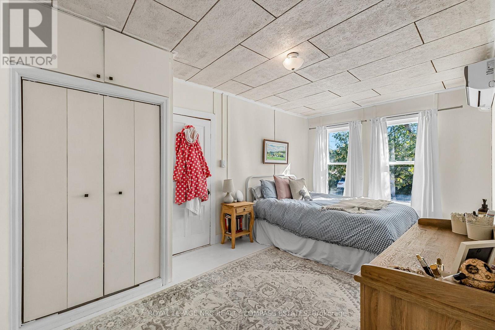 












317 BEACHVIEW AVENUE

,
Fort Erie (Crescent Park),




Ontario
L2A4L8

