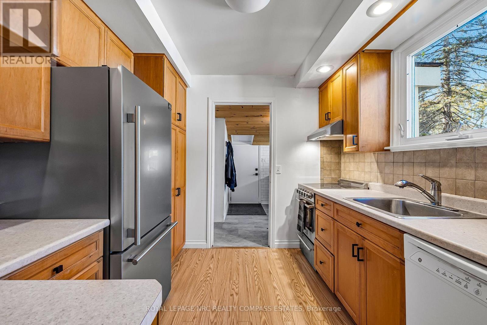 












317 BEACHVIEW AVENUE

,
Fort Erie (Crescent Park),




Ontario
L2A4L8

