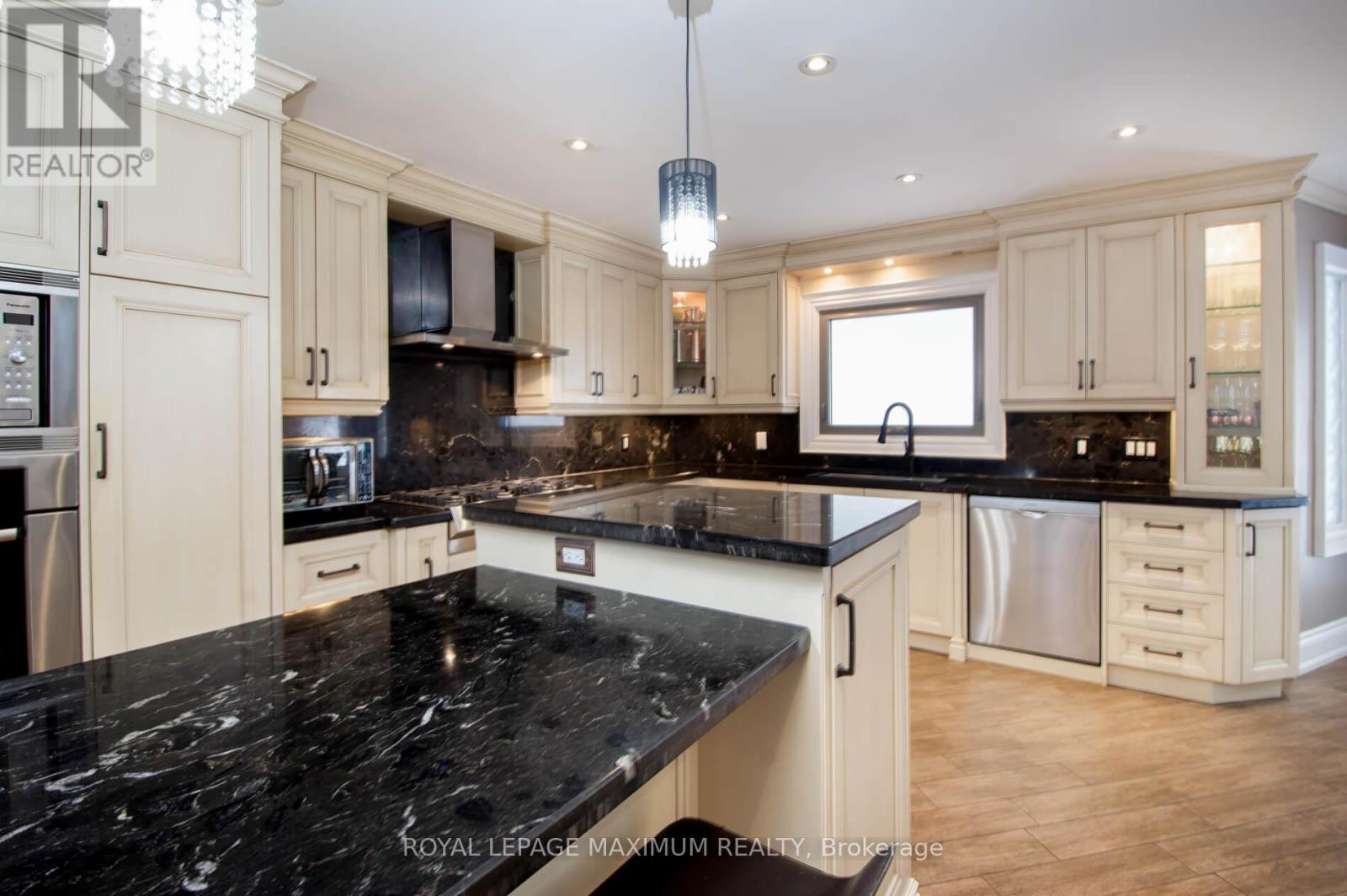 












61 GAS LIGHT CRESCENT

,
Vaughan,




Ontario
L4L8E8

