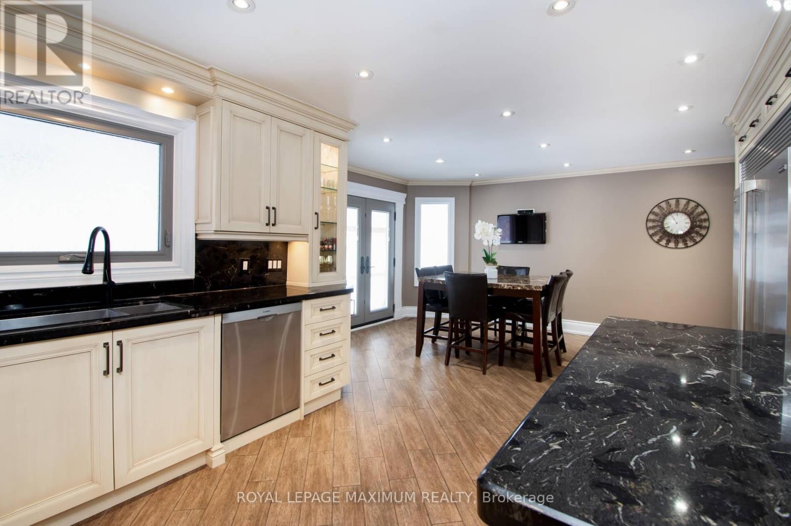 












61 GAS LIGHT CRESCENT

,
Vaughan,




Ontario
L4L8E8

