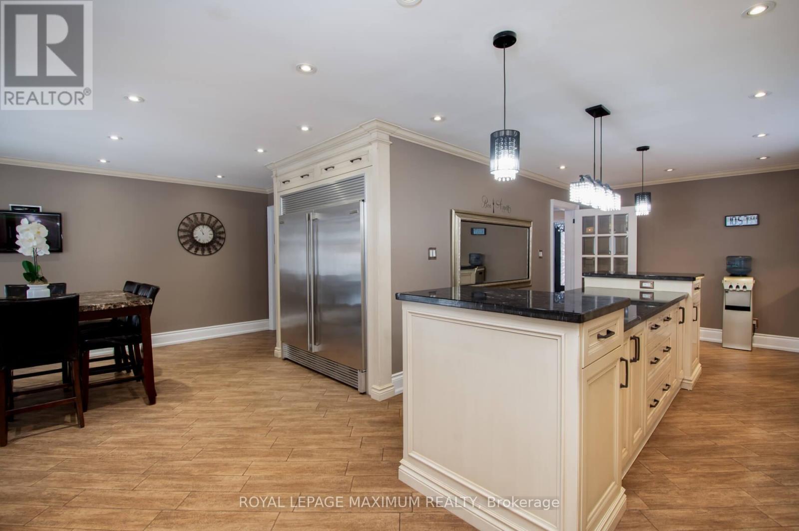 












61 GAS LIGHT CRESCENT

,
Vaughan,




Ontario
L4L8E8

