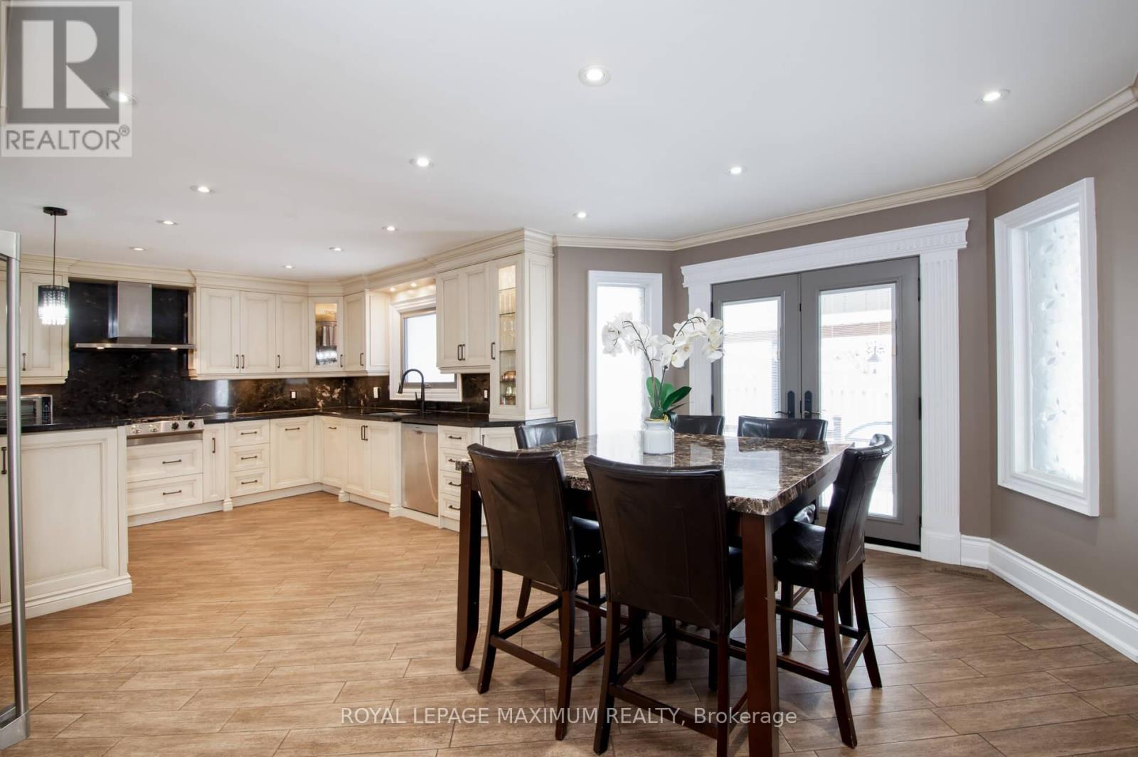 












61 GAS LIGHT CRESCENT

,
Vaughan,




Ontario
L4L8E8

