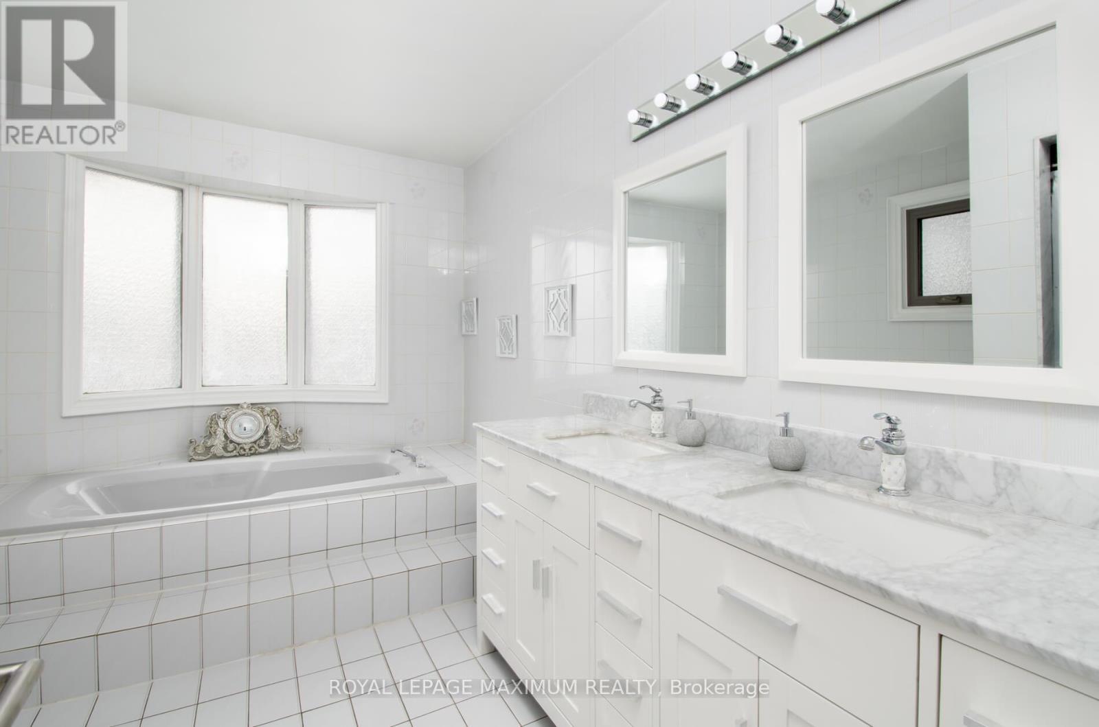 












61 GAS LIGHT CRESCENT

,
Vaughan,




Ontario
L4L8E8

