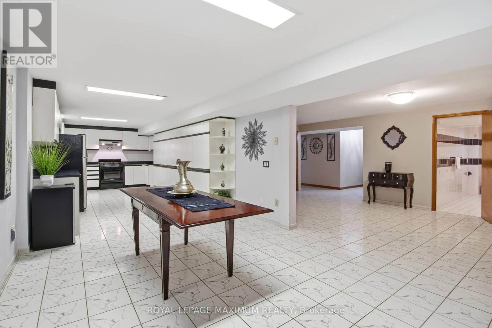 












61 GAS LIGHT CRESCENT

,
Vaughan,




Ontario
L4L8E8

