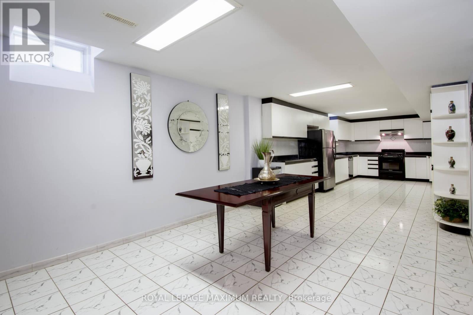 












61 GAS LIGHT CRESCENT

,
Vaughan,




Ontario
L4L8E8

