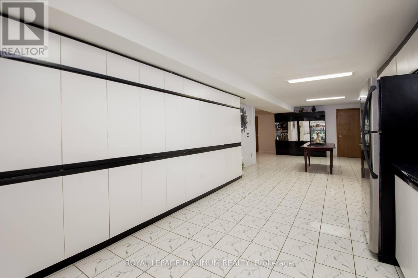 












61 GAS LIGHT CRESCENT

,
Vaughan,




Ontario
L4L8E8

