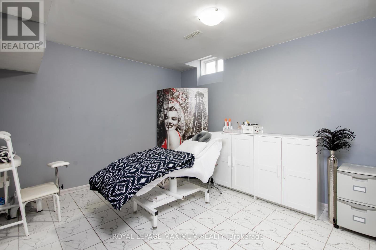 












61 GAS LIGHT CRESCENT

,
Vaughan,




Ontario
L4L8E8

