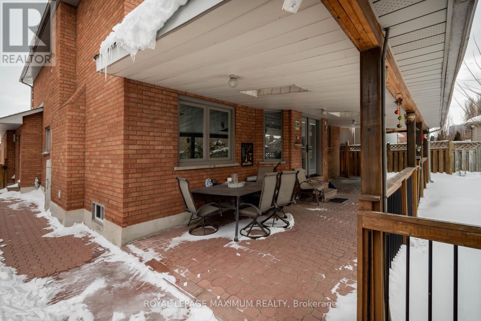 












61 GAS LIGHT CRESCENT

,
Vaughan,




Ontario
L4L8E8

