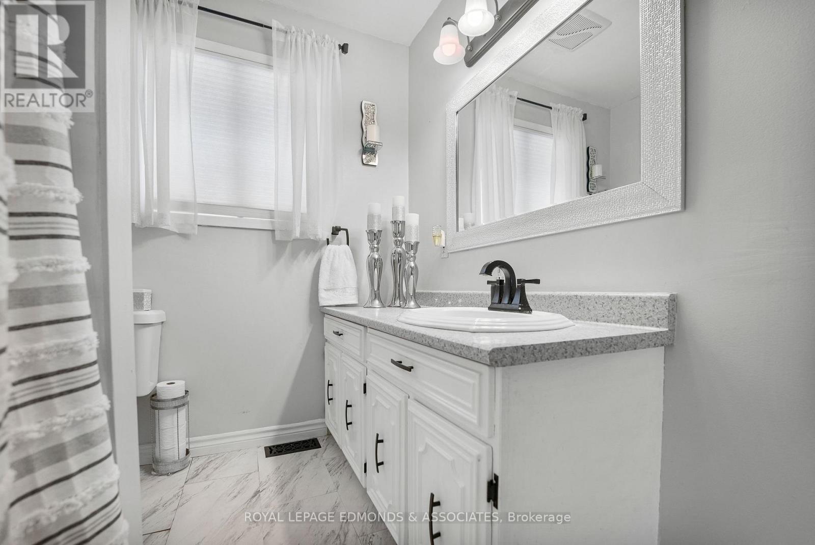 












1486 WILSON ROAD

,
Laurentian Valley,




Ontario
K8A6W4

