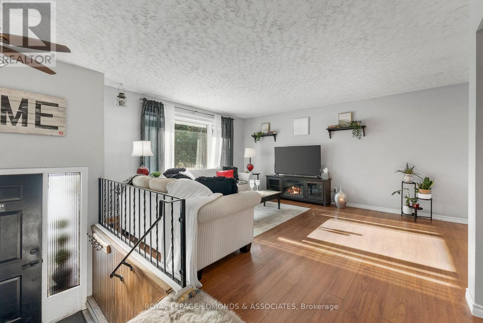 












1486 WILSON ROAD

,
Laurentian Valley,




Ontario
K8A6W4

