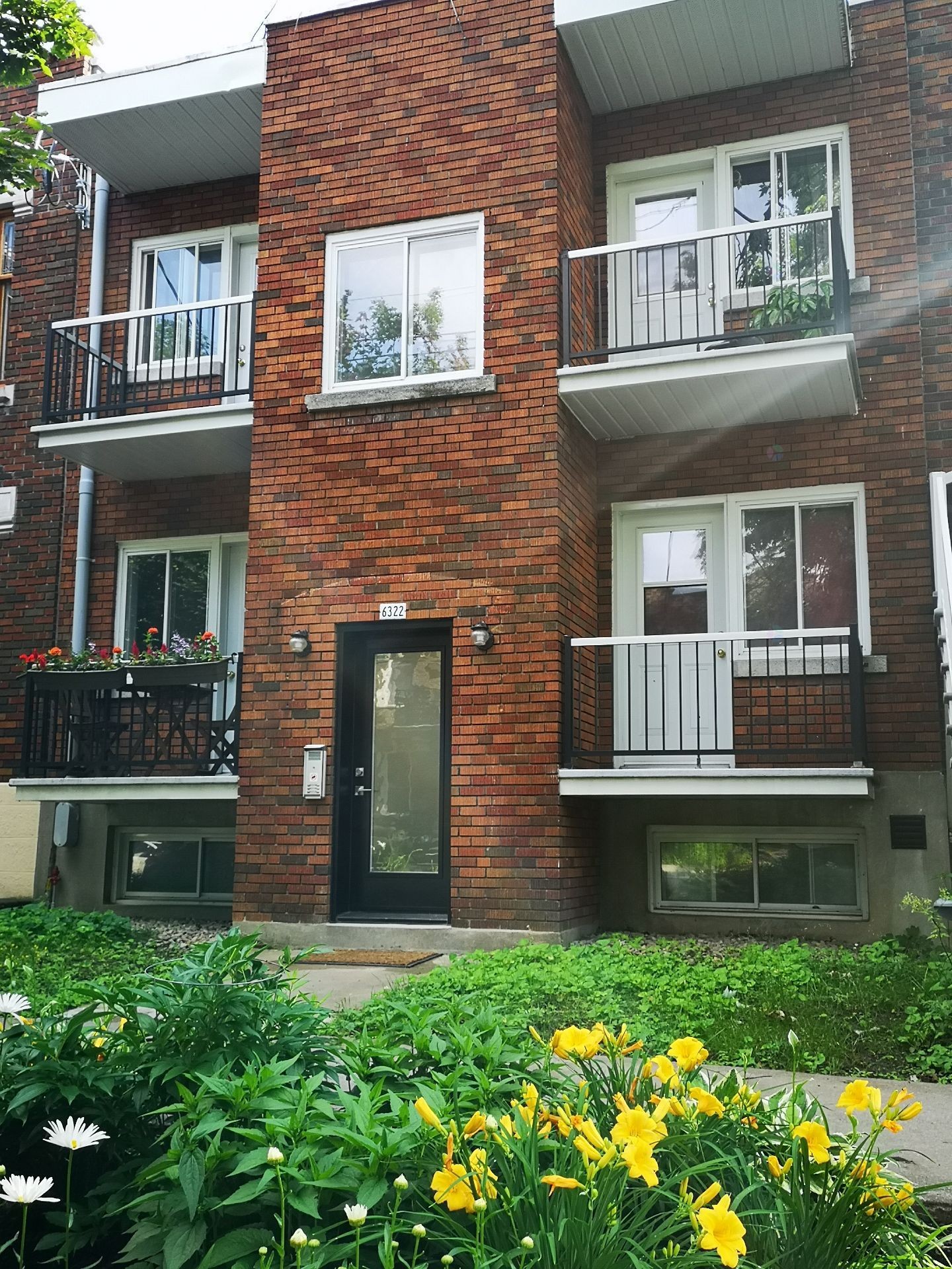 









6322


Av. des Érables

, 3,
Montréal (Rosemont/La Petite-Patrie),




QC
H2G2M8

