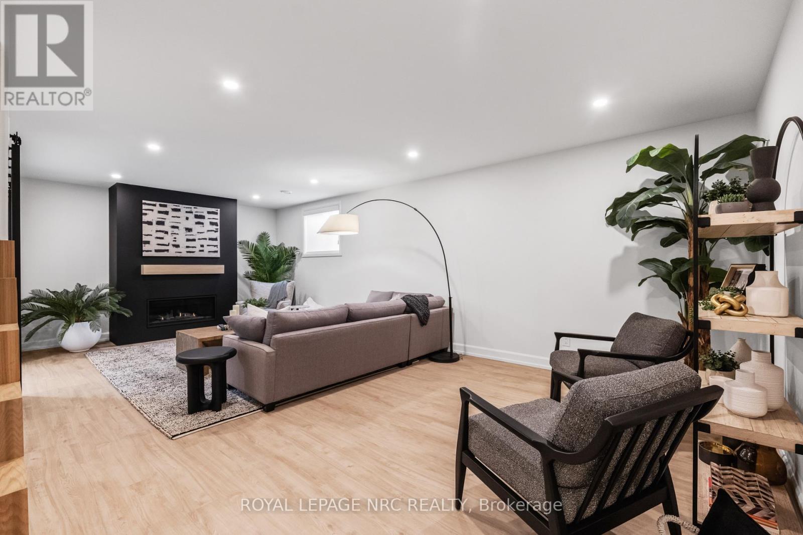 












4 PAGE STREET

,
Pelham (Fonthill),




Ontario
L3E0X3

