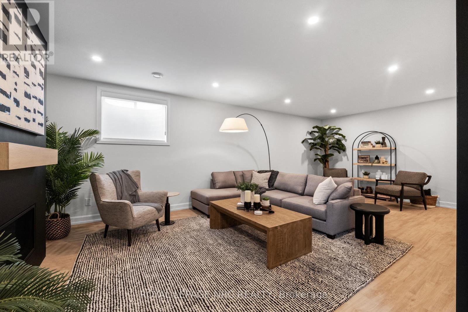 












4 PAGE STREET

,
Pelham (Fonthill),




Ontario
L3E0X3

