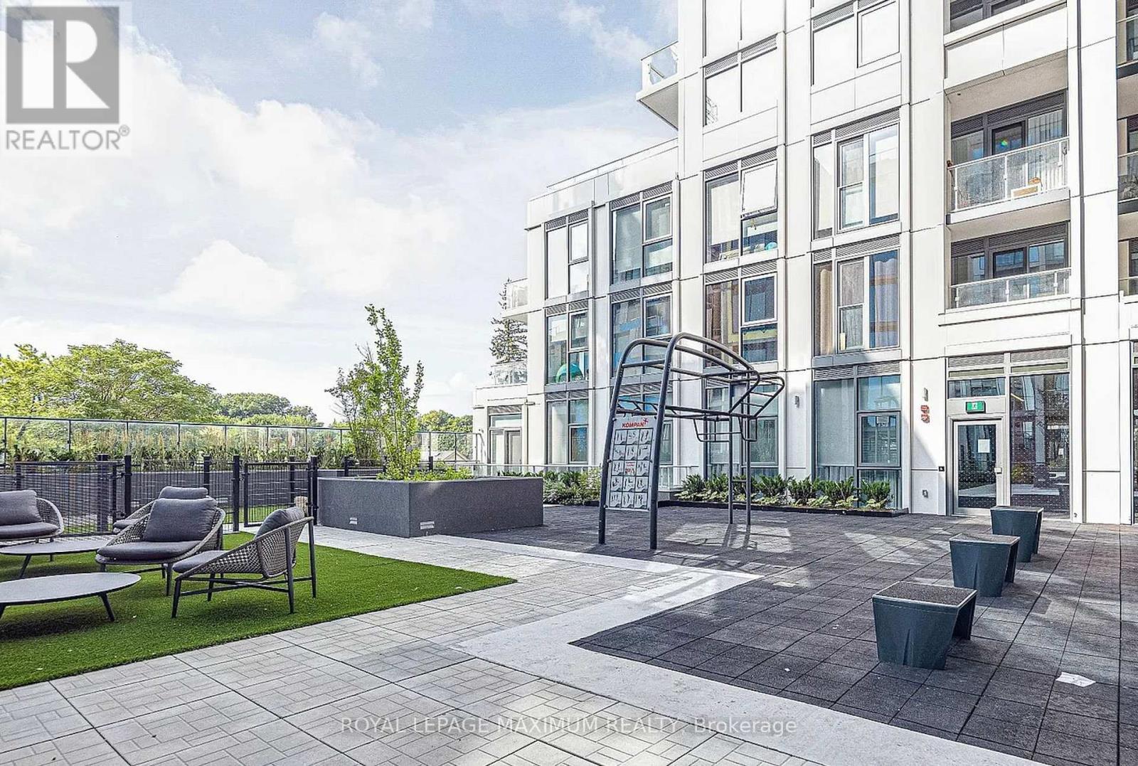 












201 - 2020 BATHURST STREET

,
Toronto,




Ontario
M5P0A6

