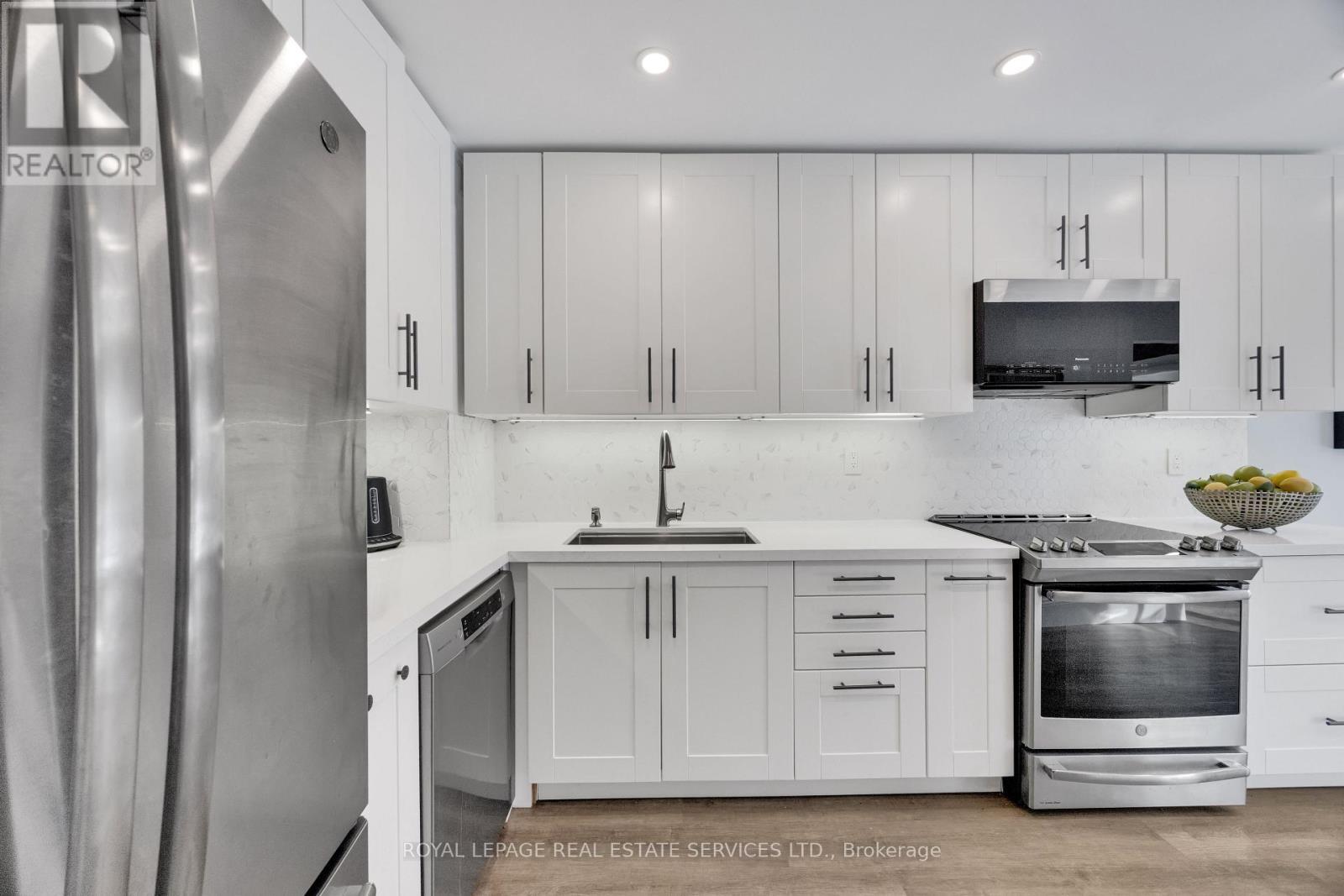 












284 RIMMINGTON DRIVE

,
Oakville,




Ontario
L6H3N5

