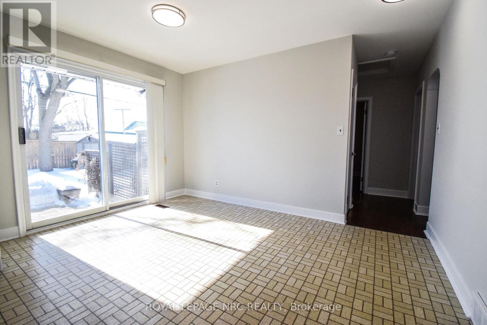 












8 ROSELAND AVENUE

,
St. Catharines (Carlton/Bunting),




Ontario
L2M5Z2

