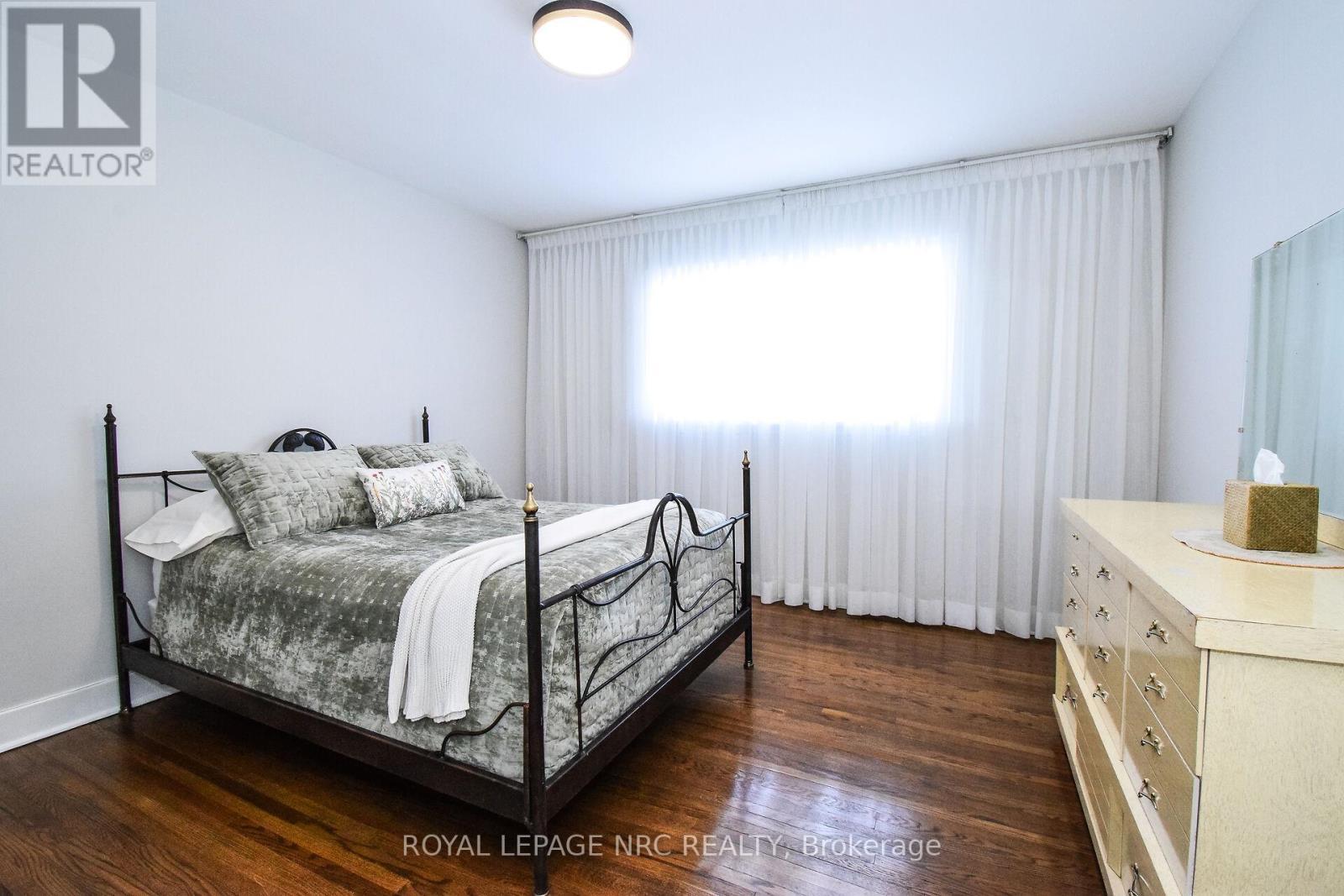 












8 ROSELAND AVENUE

,
St. Catharines (Carlton/Bunting),




Ontario
L2M5Z2

