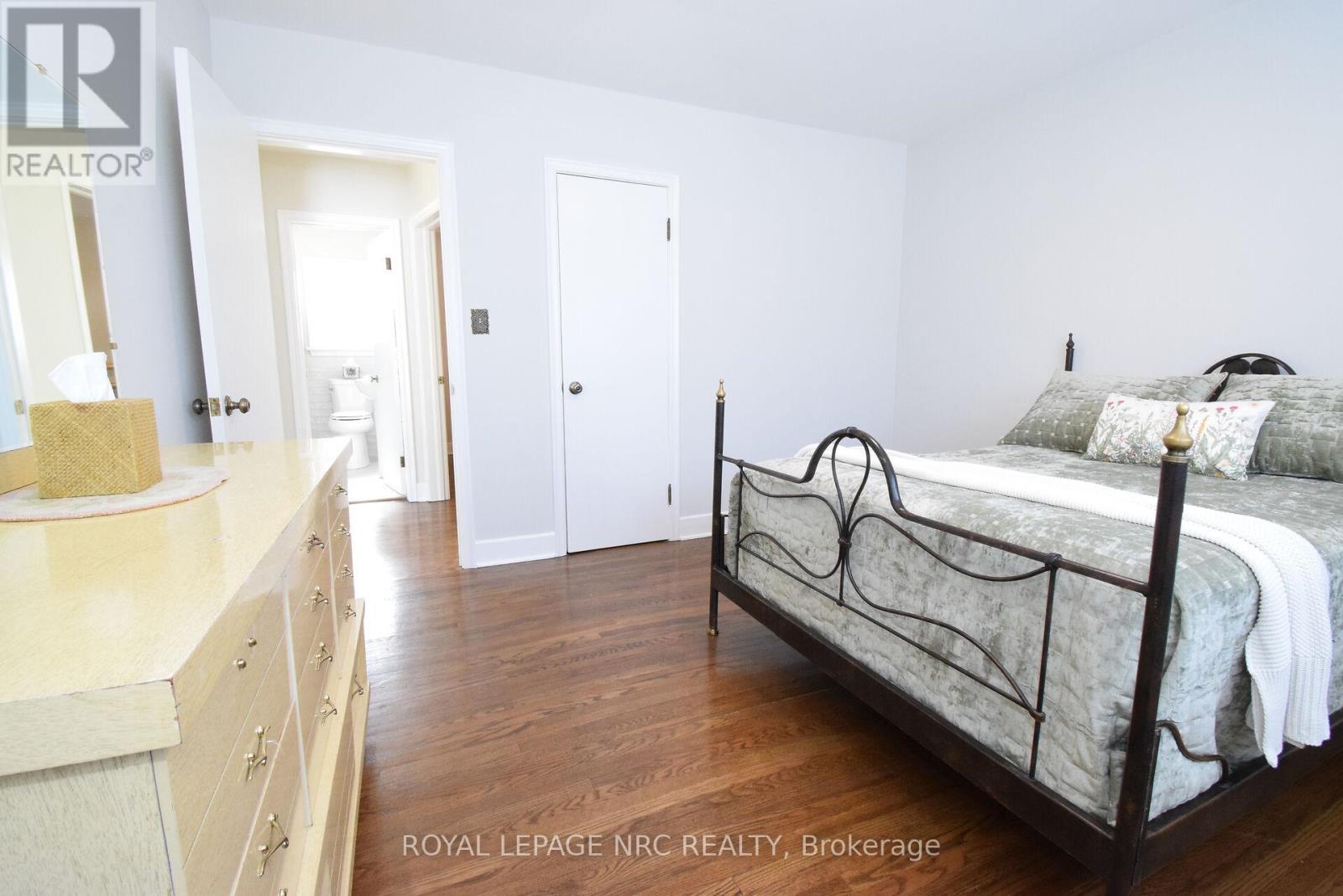 












8 ROSELAND AVENUE

,
St. Catharines (Carlton/Bunting),




Ontario
L2M5Z2

