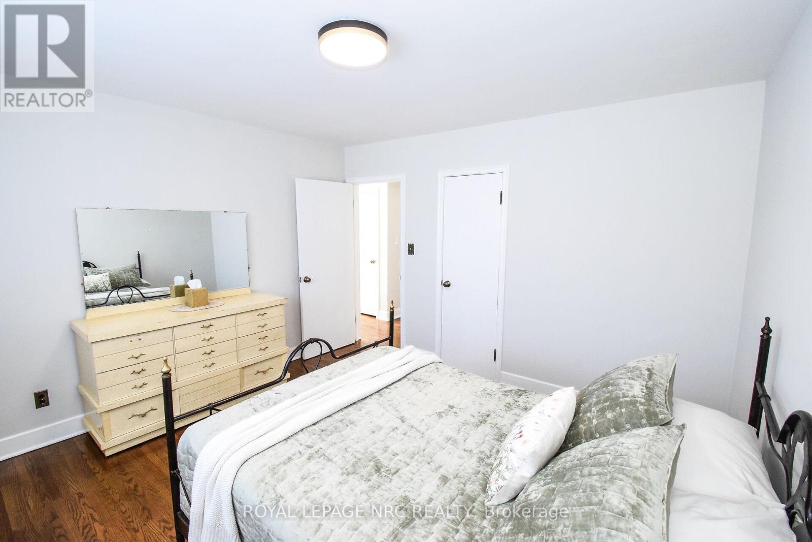 












8 ROSELAND AVENUE

,
St. Catharines (Carlton/Bunting),




Ontario
L2M5Z2

