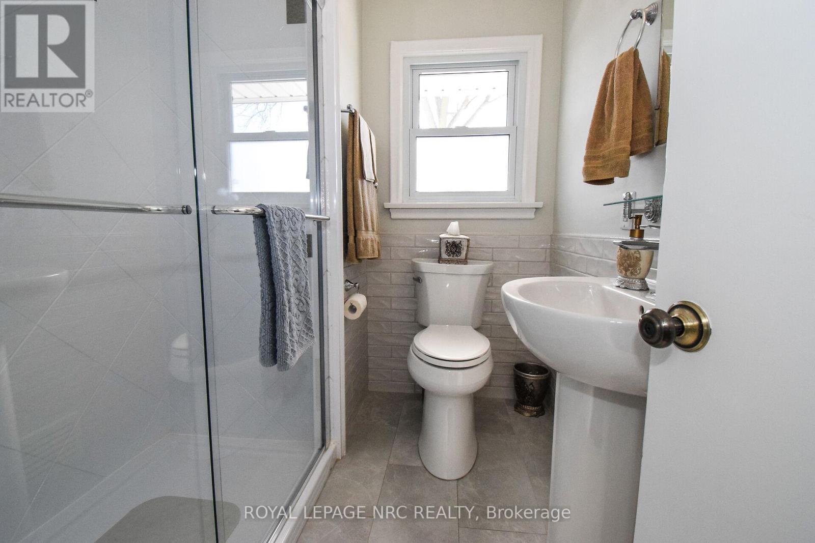 












8 ROSELAND AVENUE

,
St. Catharines (Carlton/Bunting),




Ontario
L2M5Z2

