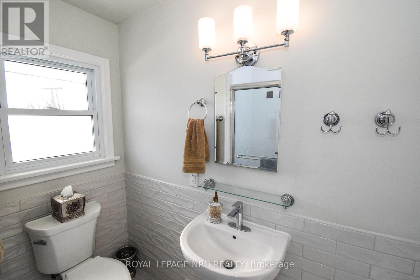 












8 ROSELAND AVENUE

,
St. Catharines (Carlton/Bunting),




Ontario
L2M5Z2

