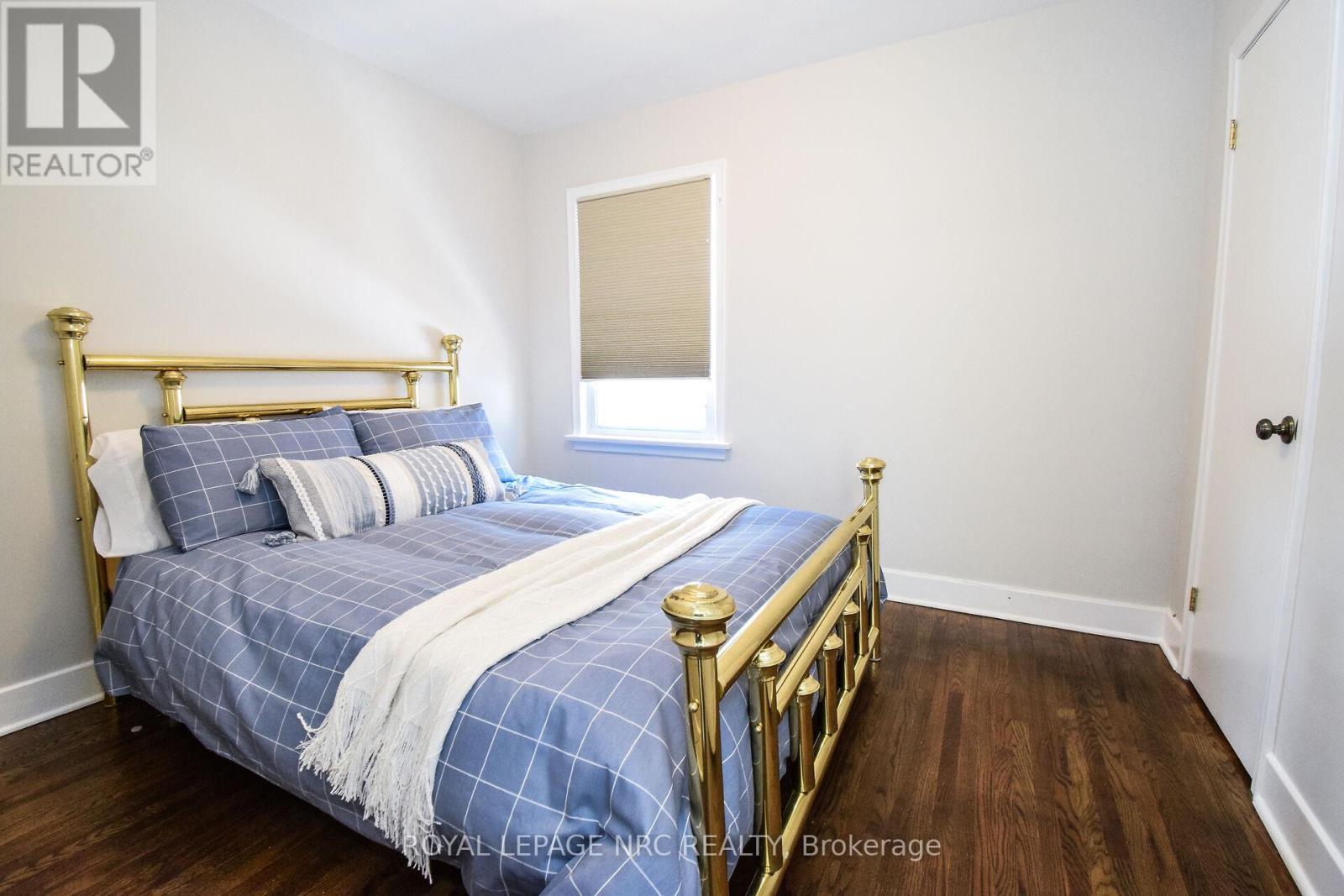 












8 ROSELAND AVENUE

,
St. Catharines (Carlton/Bunting),




Ontario
L2M5Z2

