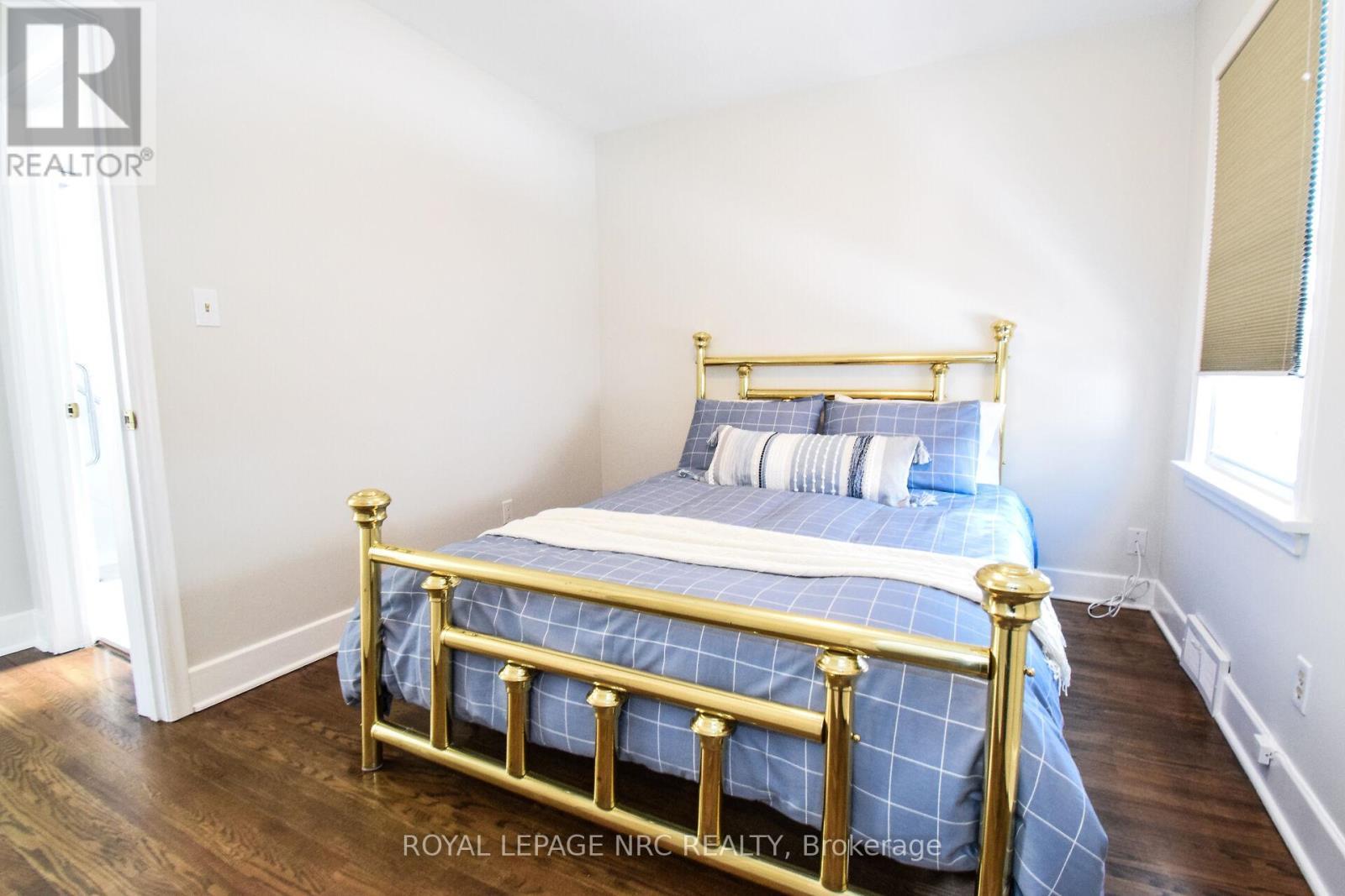 












8 ROSELAND AVENUE

,
St. Catharines (Carlton/Bunting),




Ontario
L2M5Z2

