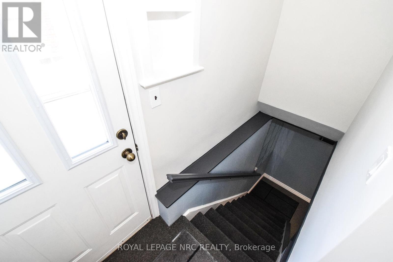 












8 ROSELAND AVENUE

,
St. Catharines (Carlton/Bunting),




Ontario
L2M5Z2

