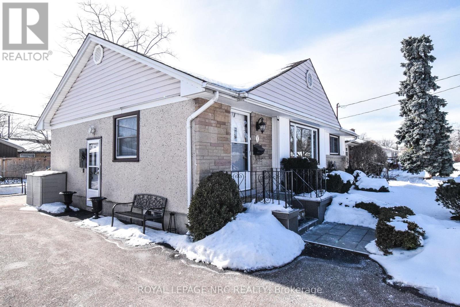 












8 ROSELAND AVENUE

,
St. Catharines (Carlton/Bunting),




Ontario
L2M5Z2

