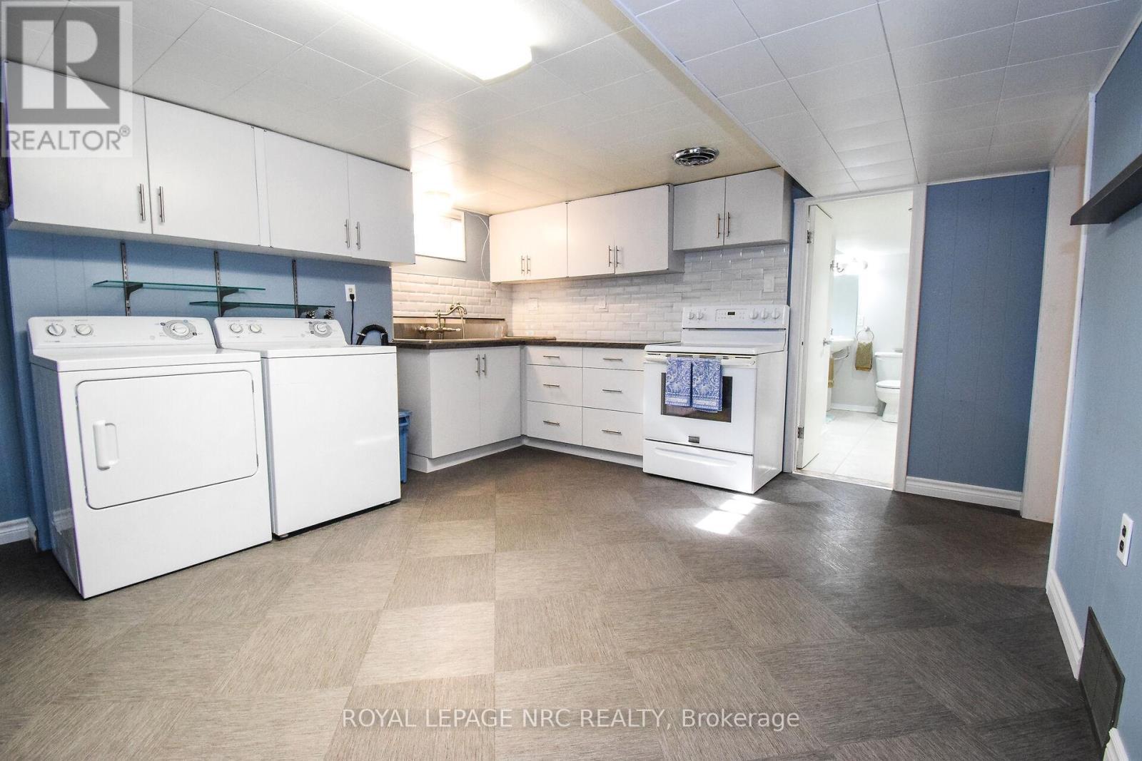 












8 ROSELAND AVENUE

,
St. Catharines (Carlton/Bunting),




Ontario
L2M5Z2

