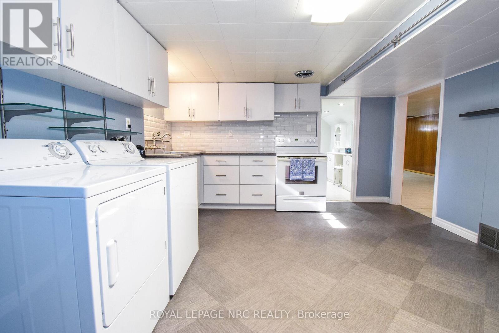 












8 ROSELAND AVENUE

,
St. Catharines (Carlton/Bunting),




Ontario
L2M5Z2

