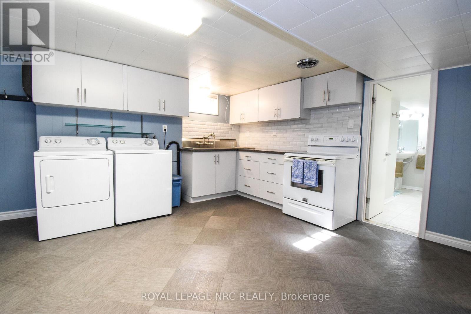 












8 ROSELAND AVENUE

,
St. Catharines (Carlton/Bunting),




Ontario
L2M5Z2

