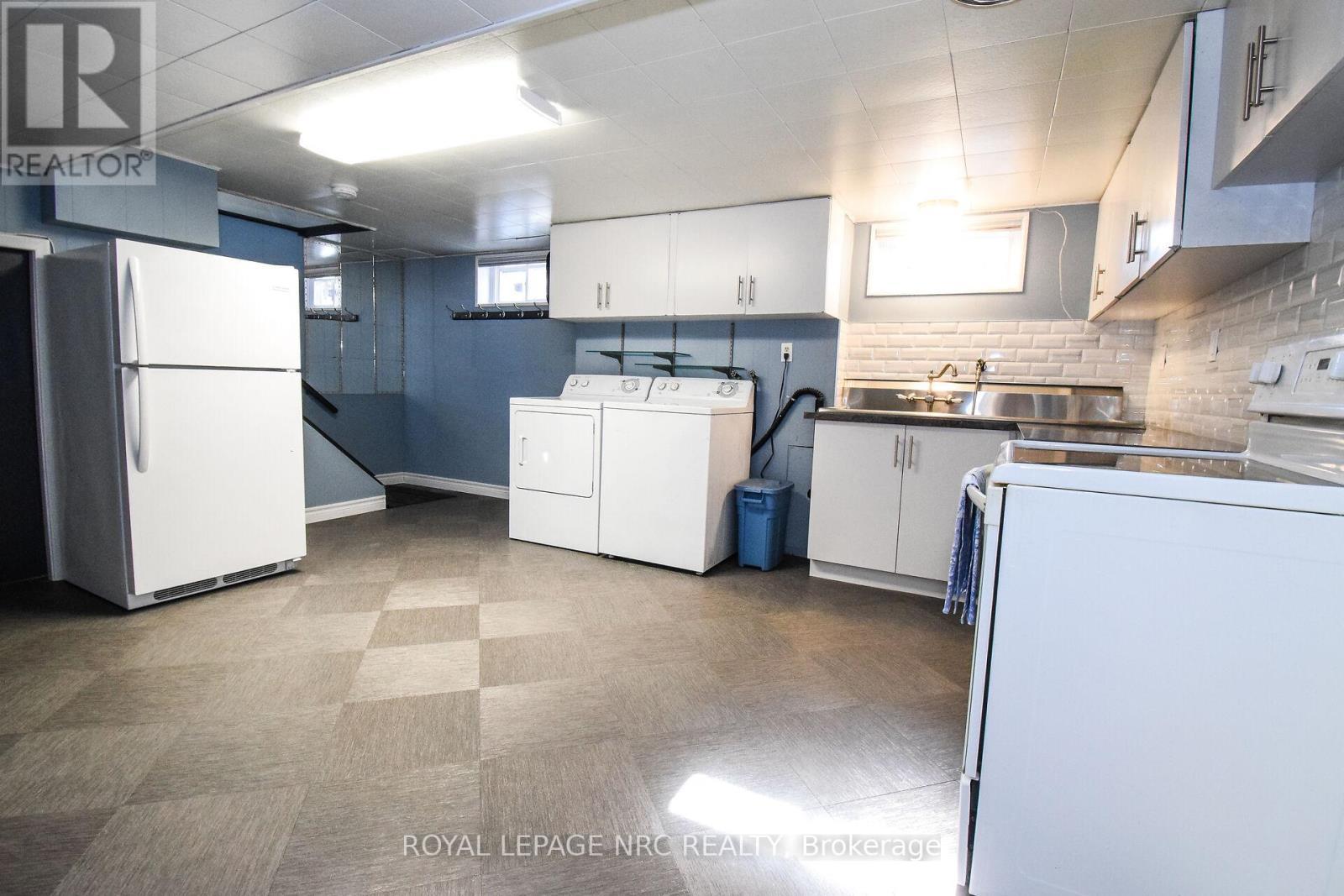 












8 ROSELAND AVENUE

,
St. Catharines (Carlton/Bunting),




Ontario
L2M5Z2

