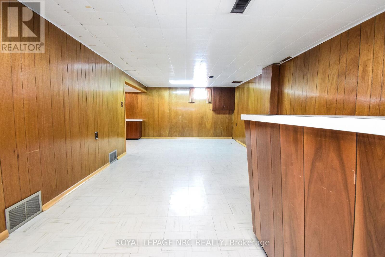 












8 ROSELAND AVENUE

,
St. Catharines (Carlton/Bunting),




Ontario
L2M5Z2

