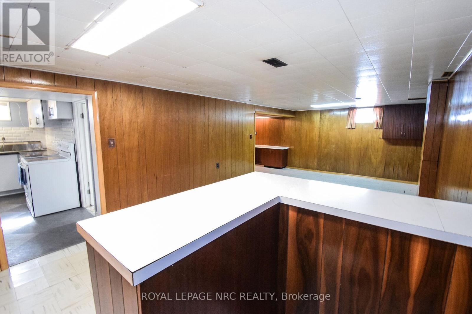 












8 ROSELAND AVENUE

,
St. Catharines (Carlton/Bunting),




Ontario
L2M5Z2

