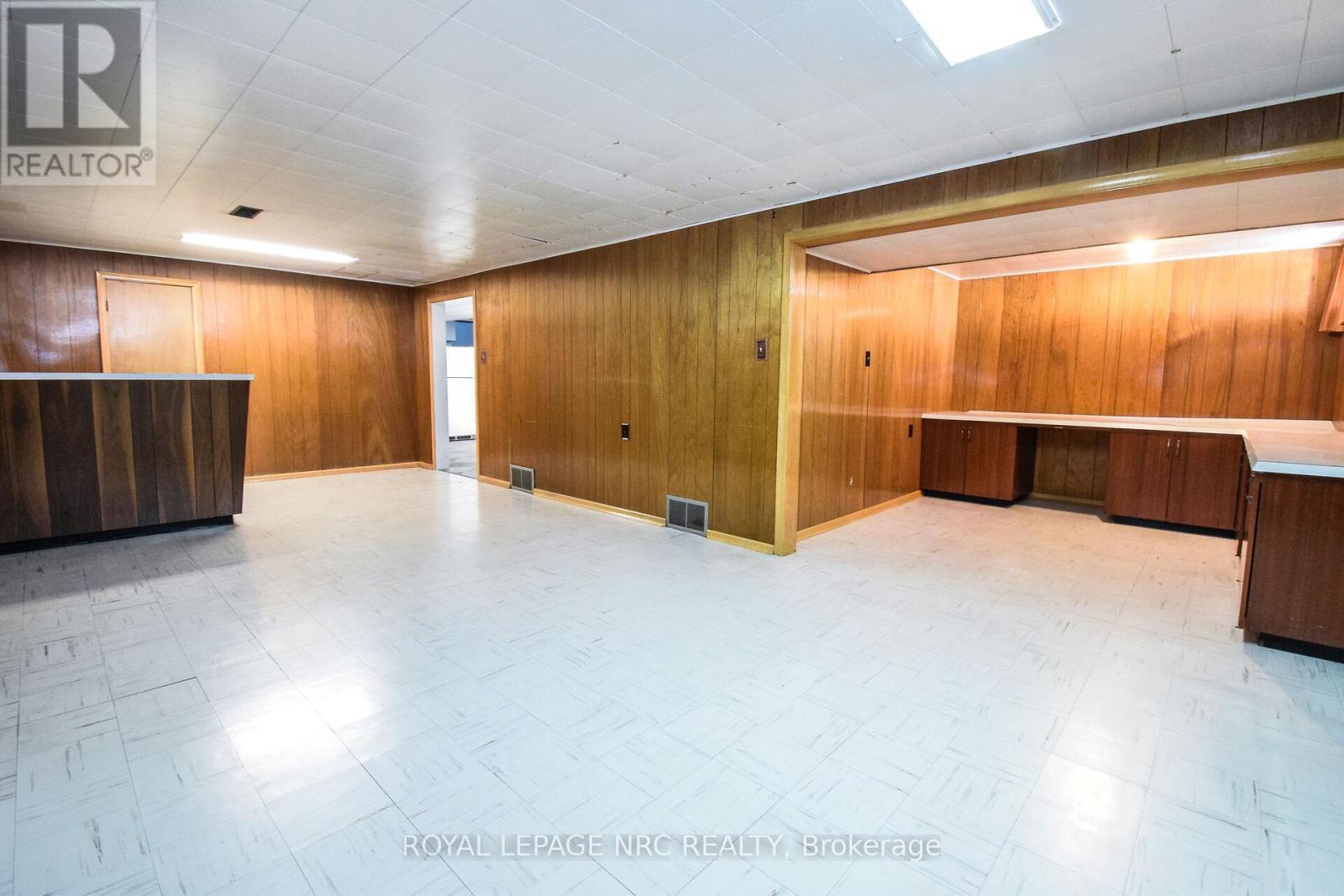 












8 ROSELAND AVENUE

,
St. Catharines (Carlton/Bunting),




Ontario
L2M5Z2

