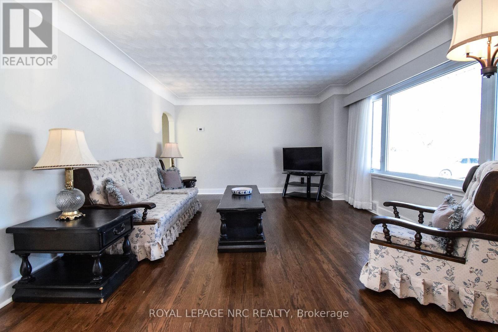 












8 ROSELAND AVENUE

,
St. Catharines (Carlton/Bunting),




Ontario
L2M5Z2

