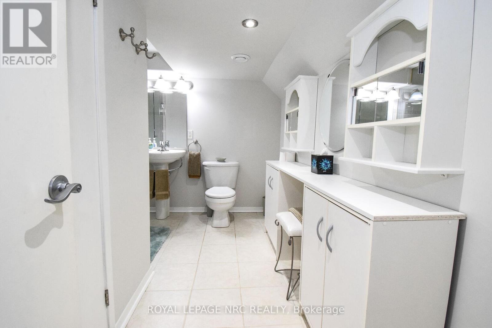 












8 ROSELAND AVENUE

,
St. Catharines (Carlton/Bunting),




Ontario
L2M5Z2

