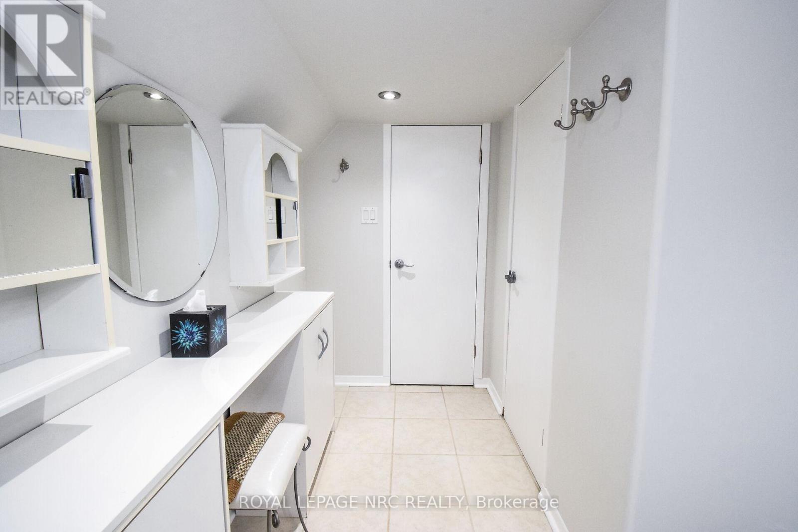 












8 ROSELAND AVENUE

,
St. Catharines (Carlton/Bunting),




Ontario
L2M5Z2

